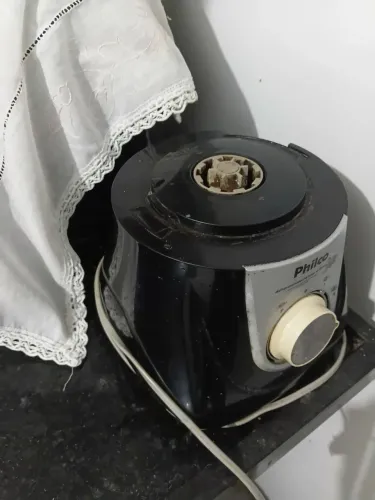 Vendo liquidificador (parte inferior acoplada do motor do motor  