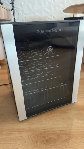 Adega 220 V funcionando perfeitamente