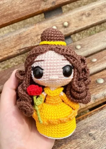 Boneca Bela ?a bela e a fera? amigurumi crochê 