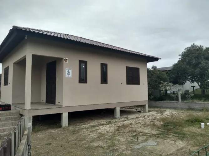 Casa de 59,40m² de área privativa, 02 quartos, sala, cozinha, bwc social, área de serviço.