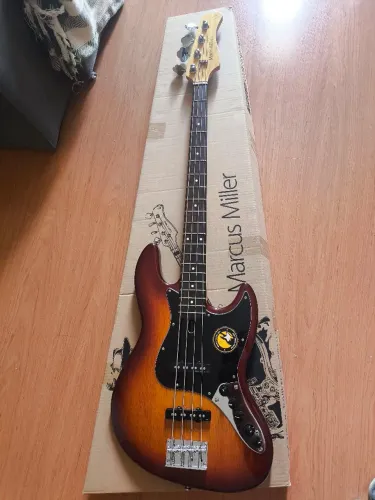 Contra baixo Marcus Miller Sire V3