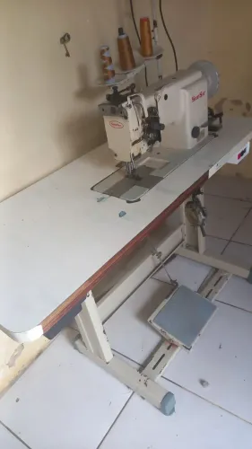 Maquina de duas agulha no ponto de trabalha