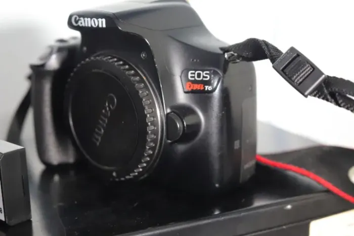 CANON T6 + LENTE 18-55 COM ESTABILIZADOR + 2 BATERIAS + CARREGADOR