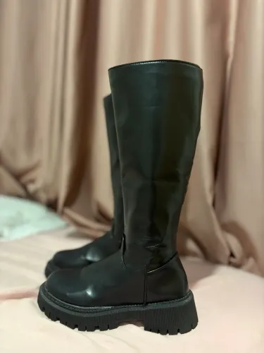 Bota cano alto preta tamanho 35