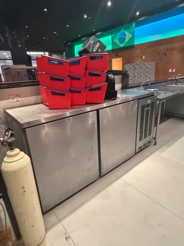 Balcão para choppeira e barris de chopp