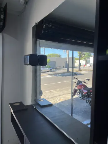 Espelho é bancada para barbearia