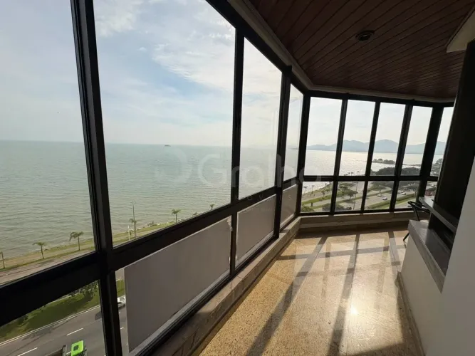 Apartamento de 283 m² com 4 quartos sendo 2 suítes na Beira Mar