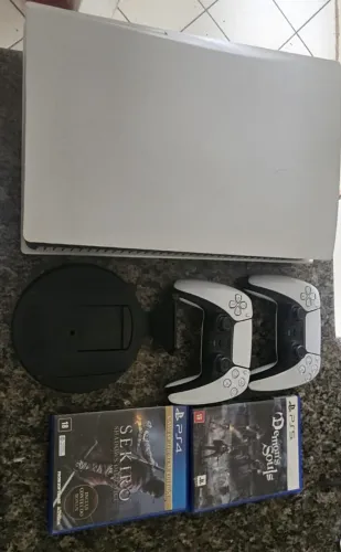 Playstation 5 825Gb com leitor + 2 DualSense + 2 Jogos físicos (Sekiro, Demon's Souls)