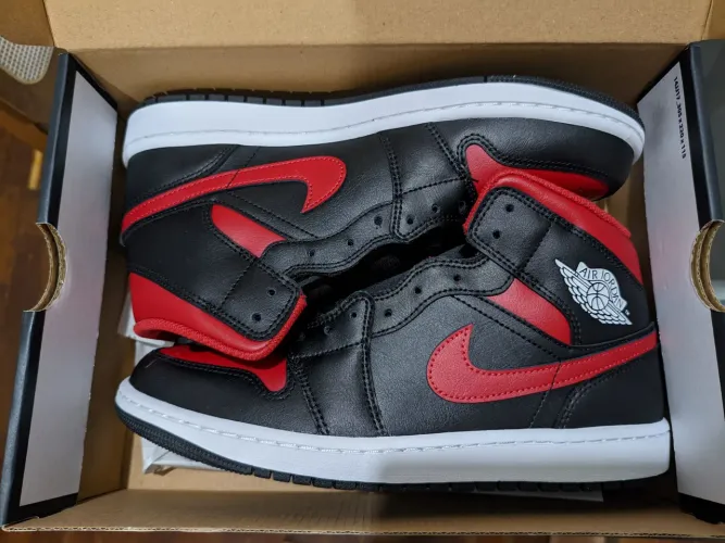 Air Jordan 1 Mid Black/Varsity Red - Novo