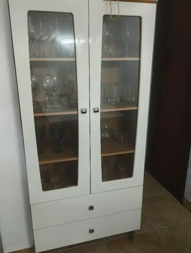 Cristaleira com porta de vidro