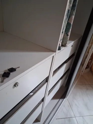 Guardaroupa funcional e em bom estado