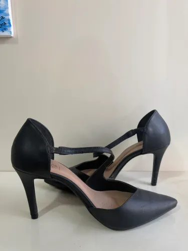 scarpin preto em couro salto alto sola emborrachada tam. 36