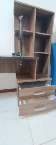 Escrivania para computador com divisórias e duas gavetas