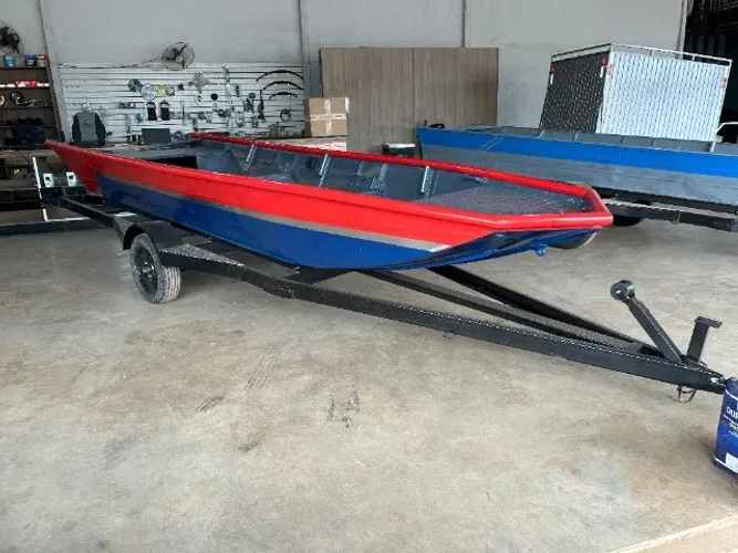 Canoa 5 Metros (sem o reboque) - Nova e À Pronta Entrega