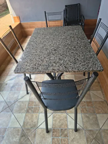 Mesa de mármore 4 cadeiras perfeita condições 