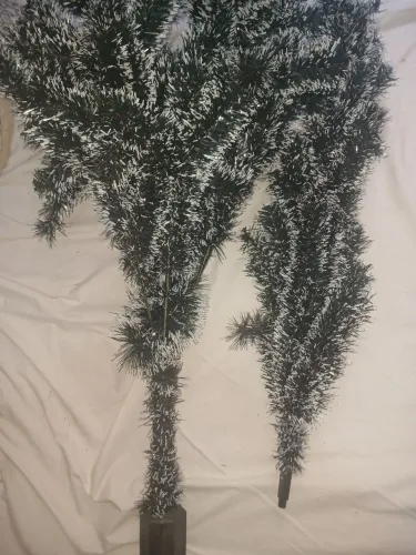 Vendo árvore de Natal de 1 metro e meio com pisca pisca e alguns enfeites, não entrego
