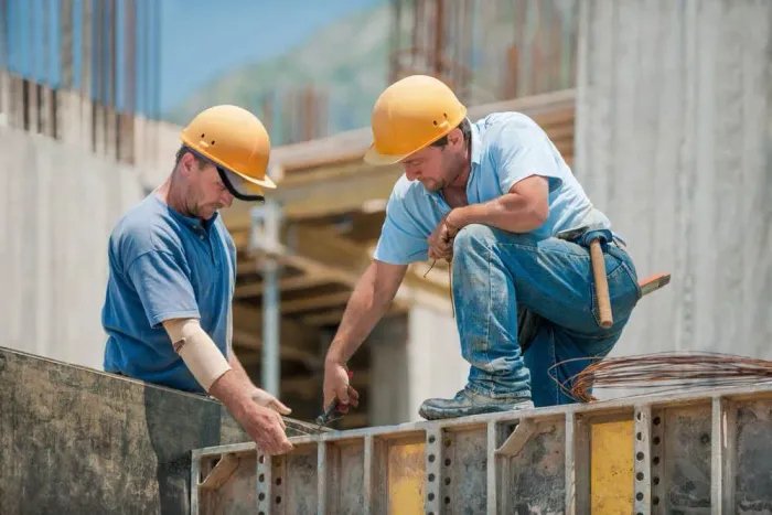 Pedreiro e equipe construção reforma pintura piso cerâmica porcelanato vinílico pastilha