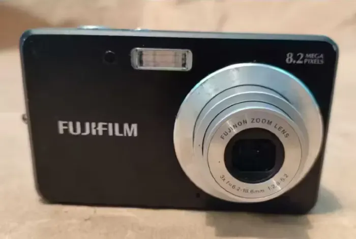 Câmera Digital Compacta Fujifilm FinePix J10 8.2MP Preta Zoom 3x 2.7 polegadas