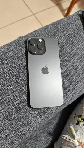 Vendo IPhone 15 Pro max 256Gigas Bateria 88% com nota fiscal capas carregador 