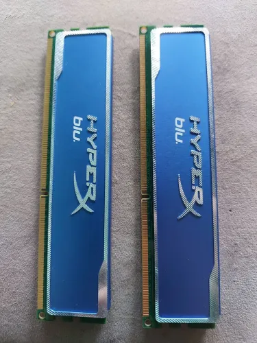 Memórias KINGSTON HYPERX 1600 4G cada.
