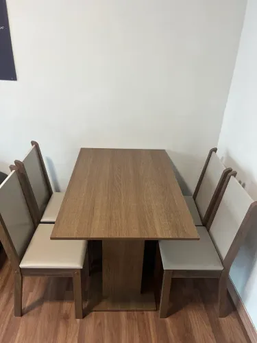 Mesa com 4 cadeiras Nova
