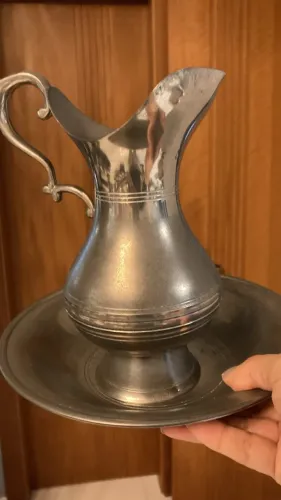 Conjunto de jarra e bacia de estanho