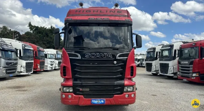 SCANIA R-440 HIGHLINE 6X4<br>2013/2013<br>TETO ALTO<br>AUTOMÁTICO