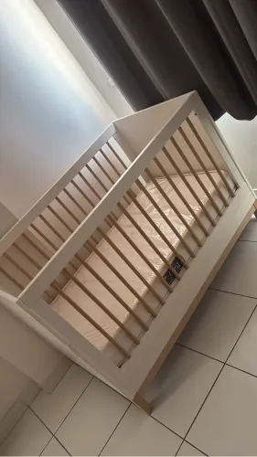 Berço que vem com colchão impermeável