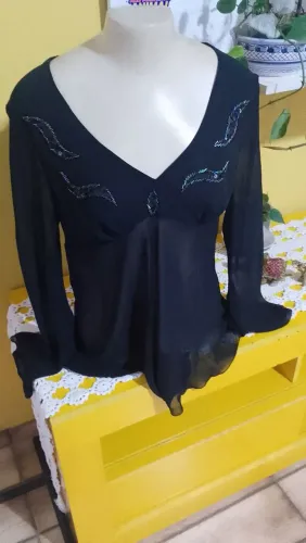 Blusa feminina manga longa com bordadinhos desapego