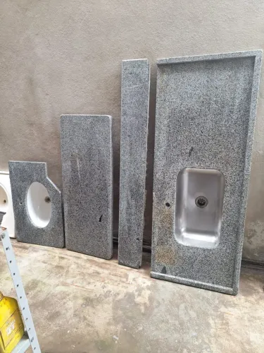 Vendo pia de cozinha com bancada completa e de banheiro 
