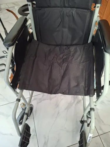 Vendo Cadeira de rodas pouco usada 500,00.
