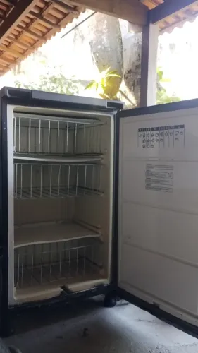 Freezer gelando muito. Precisa somente trocar a borracha!!!