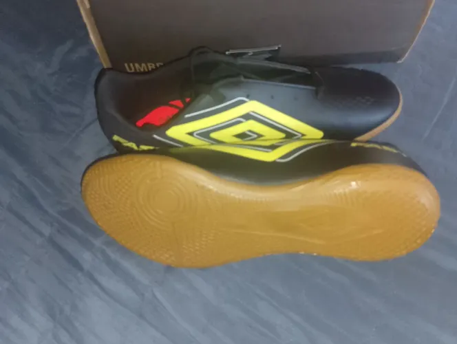 Chuteira society umbro original