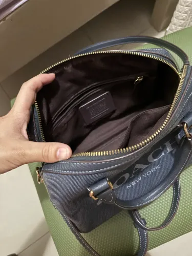 Bolsa da grife COACH versátil, acompanha alça e chaveiro da marca.