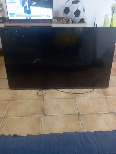 Vendo uma tv led SEMP TCL com defeito de led ela caiu do painel