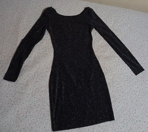 Vestido preto com brilho e elegante detalhe nas costas