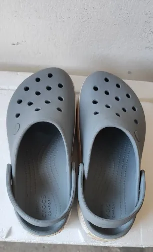 Crocs semi nova