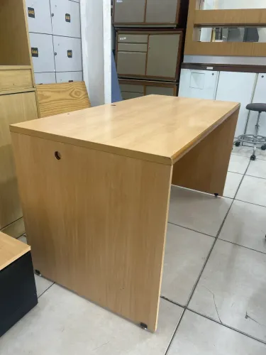 Mesa reta de madeira 