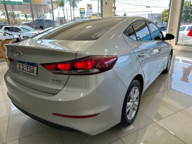 Hyundai Elantra 2.0 16V Flex Aut. 2017