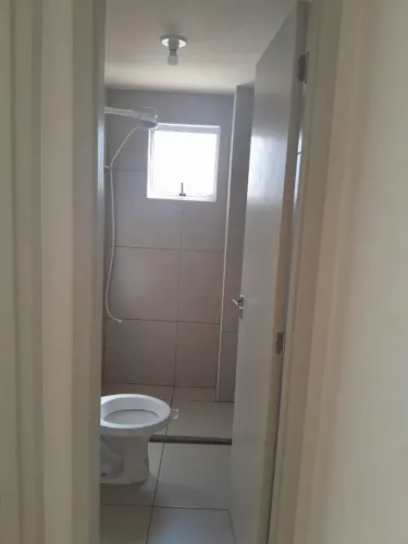 Aluga-se Apartamento em condomínio fechado. Com 2 quartos ,sala,cozinha , banheiro.