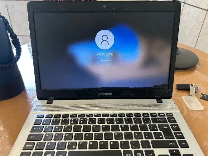 Notebook Samsung 14?, Intel Celeron, 4GB RAM, HD 500GB.
