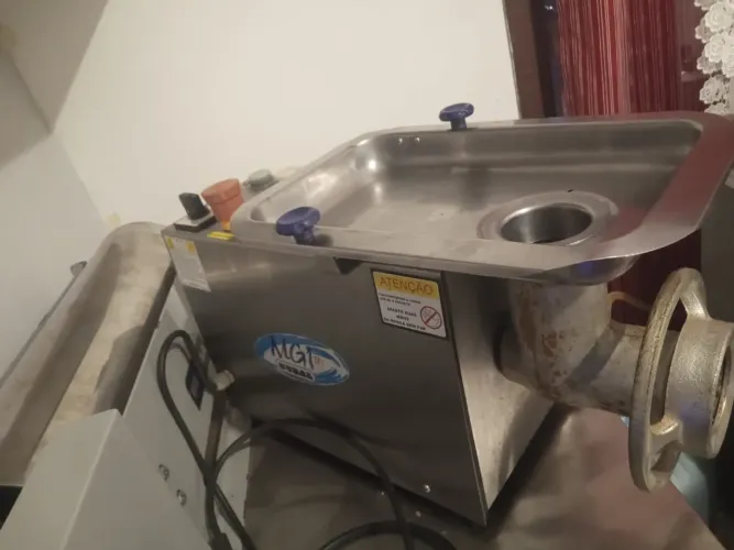 Moedor de carnes em ótimo estado