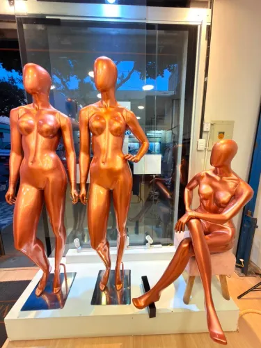 Conjunto com 3 Manequins Femininos