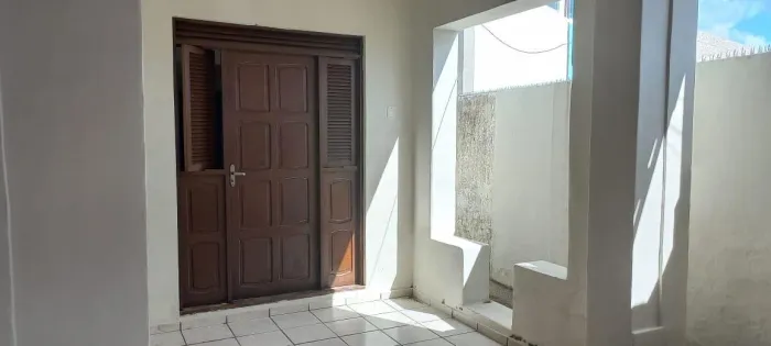 Alugo uma casa no Alecrim