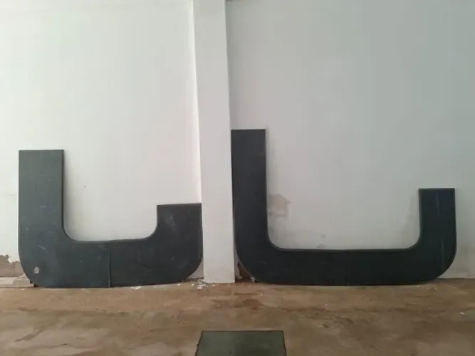 4 PEÇAS - BALCÃO E MESA EM GRANITO SÃO GABRIEL