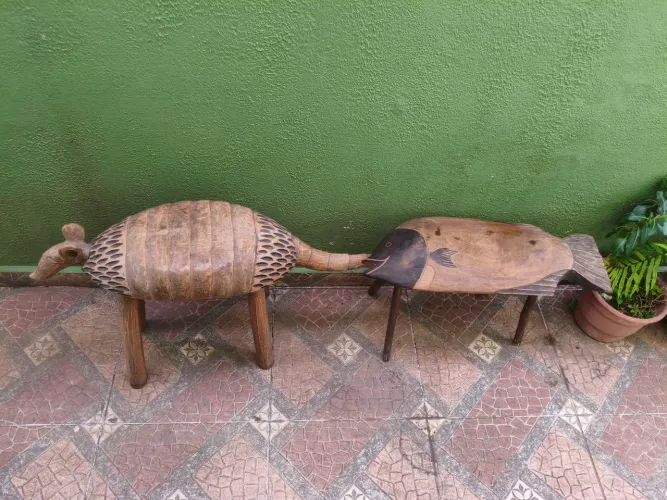 Bancos de madeira personalizados em forma de tatu e peixe