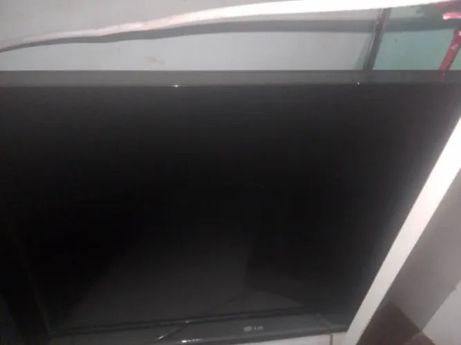 Televisão não sei o problema ela liga e desliga só e não e tem que colocar um aparelho