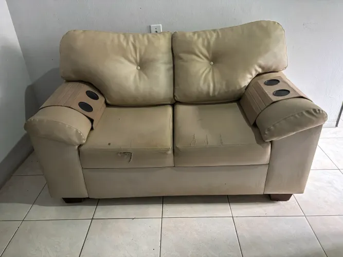Sofá 2 Lugares com Porta-Copos - Confortável e Estruturado