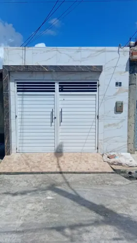 Casa no colina 2. Garagem, sala, 2 quartos 1 banheiro, quintal, cozinha americana