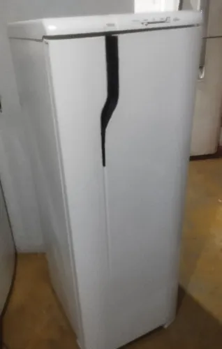 Geladeira Eletrolux funcionando normalmente com garantia